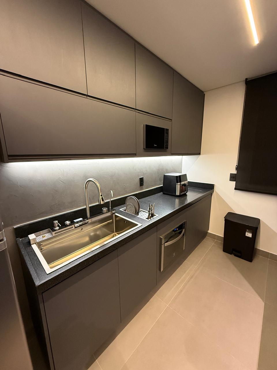 Bancada da cozinha com cuba ampla e eletrodomésticos novos