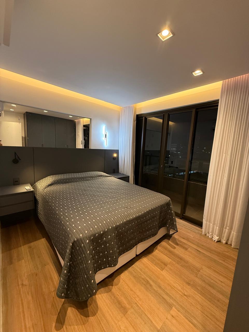 Quarto com cama box queen size, marcenaria sob medida e varanda