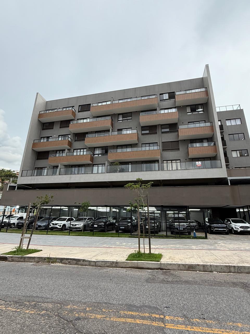 Fachada do edifício Life 333 no Estoril, com varandas e pilotis